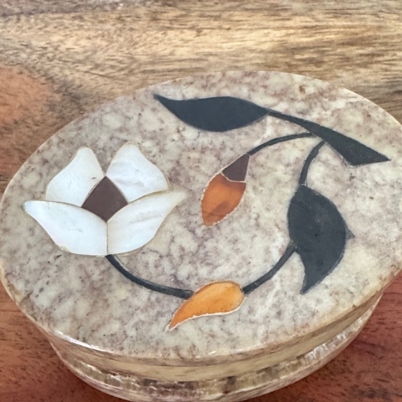 Vintage Hand Carved Onyx Soapstone Trinket Jewelry Box Mother of Pearl Inlay 3x2 - Picture 2 of 8